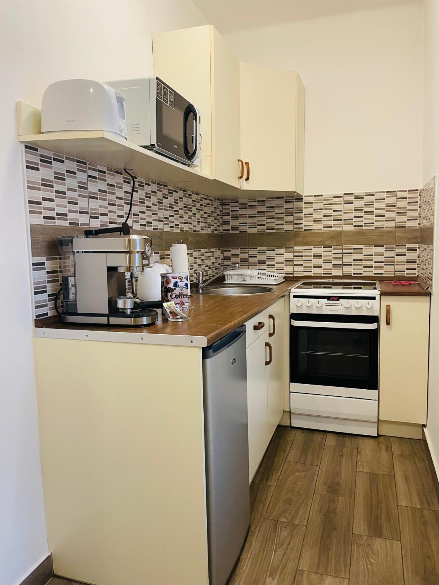 Weninger Studio Apartman Kiskunhalas Esterno foto