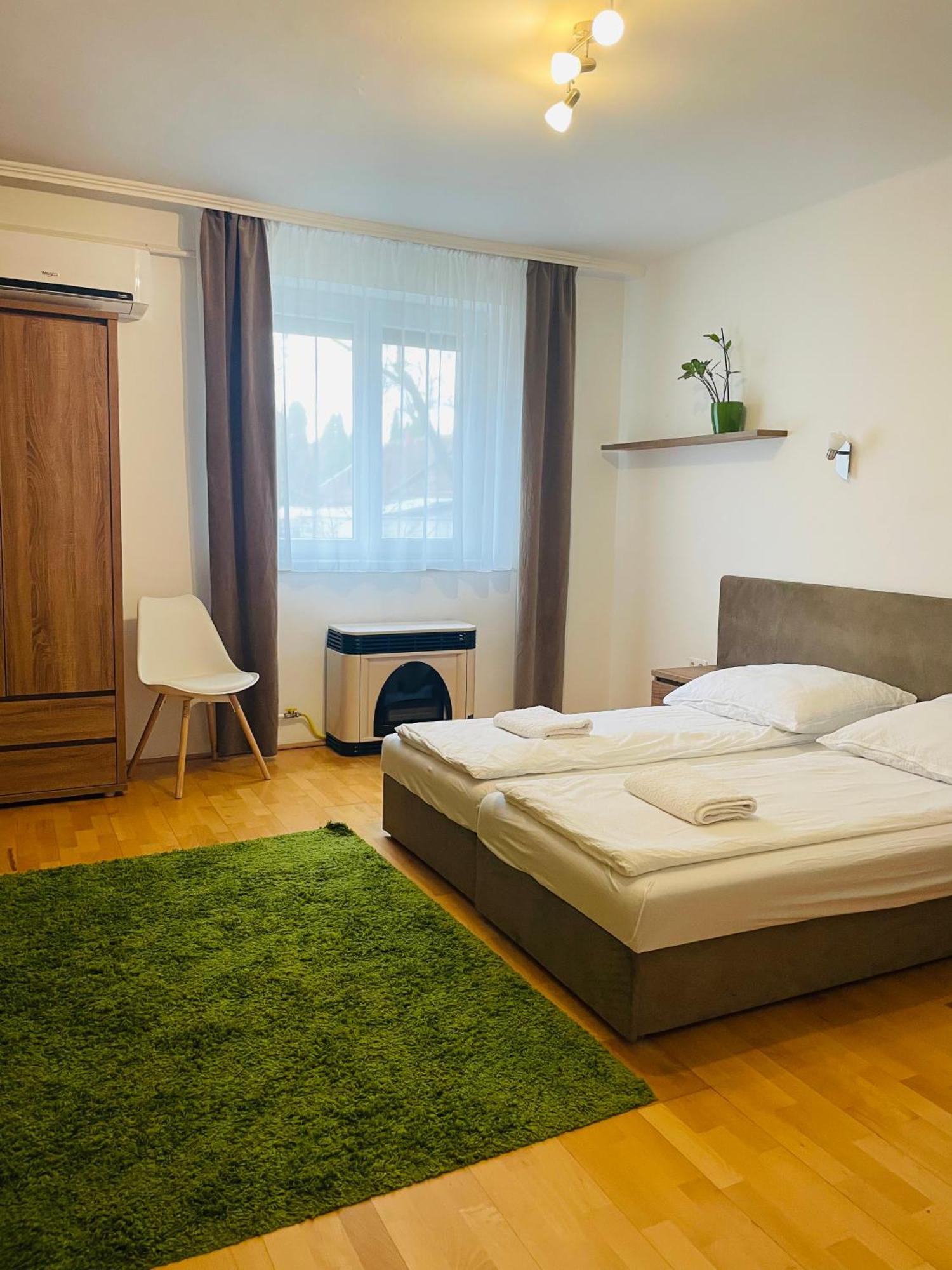 Weninger Studio Apartman Kiskunhalas Esterno foto