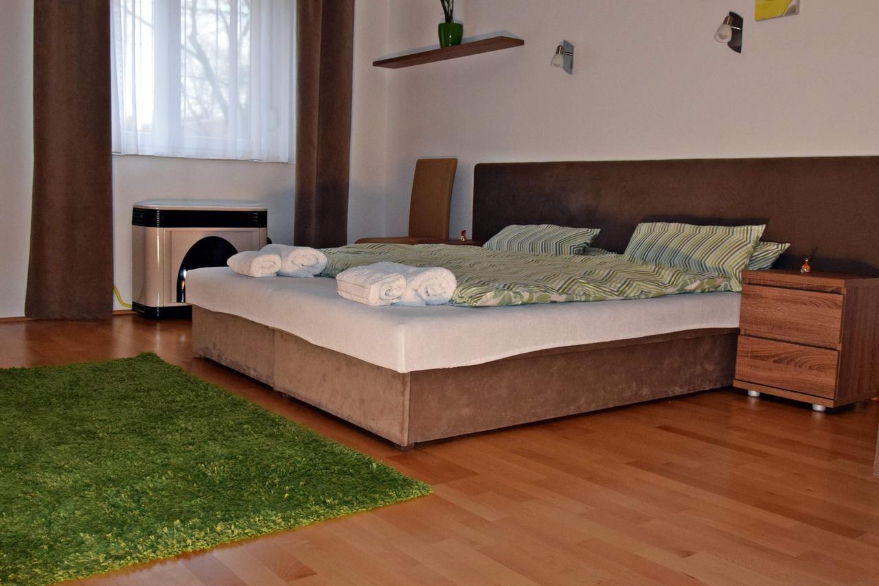 Weninger Studio Apartman Kiskunhalas Esterno foto